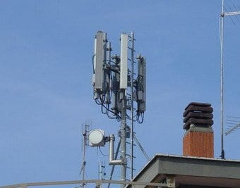 Esempio di antenna di telefonia mobile con inclinazione verso il basso (tilt) che riduce l'effetto ombrello