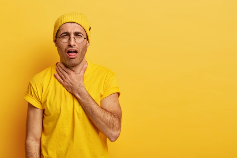 Polvere di farina nell'aria durante la lavorazione in panificio